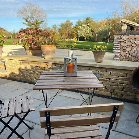 Idyllic Secluded Hideaway With Countryside Views On The Edge Of The Cotswolds Villa Hailey Exterior foto