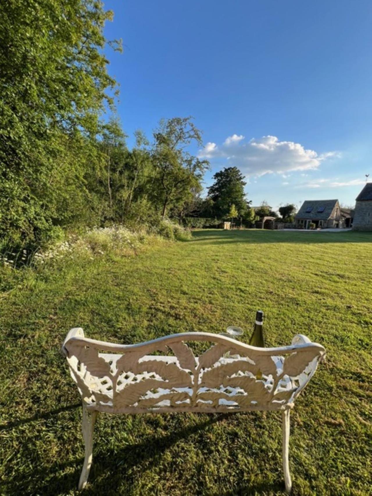 Idyllic Secluded Hideaway With Countryside Views On The Edge Of The Cotswolds Villa Hailey Exterior foto